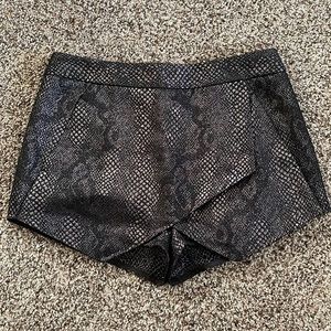 Express Women’s Black and Silver Printed Skort Size 2